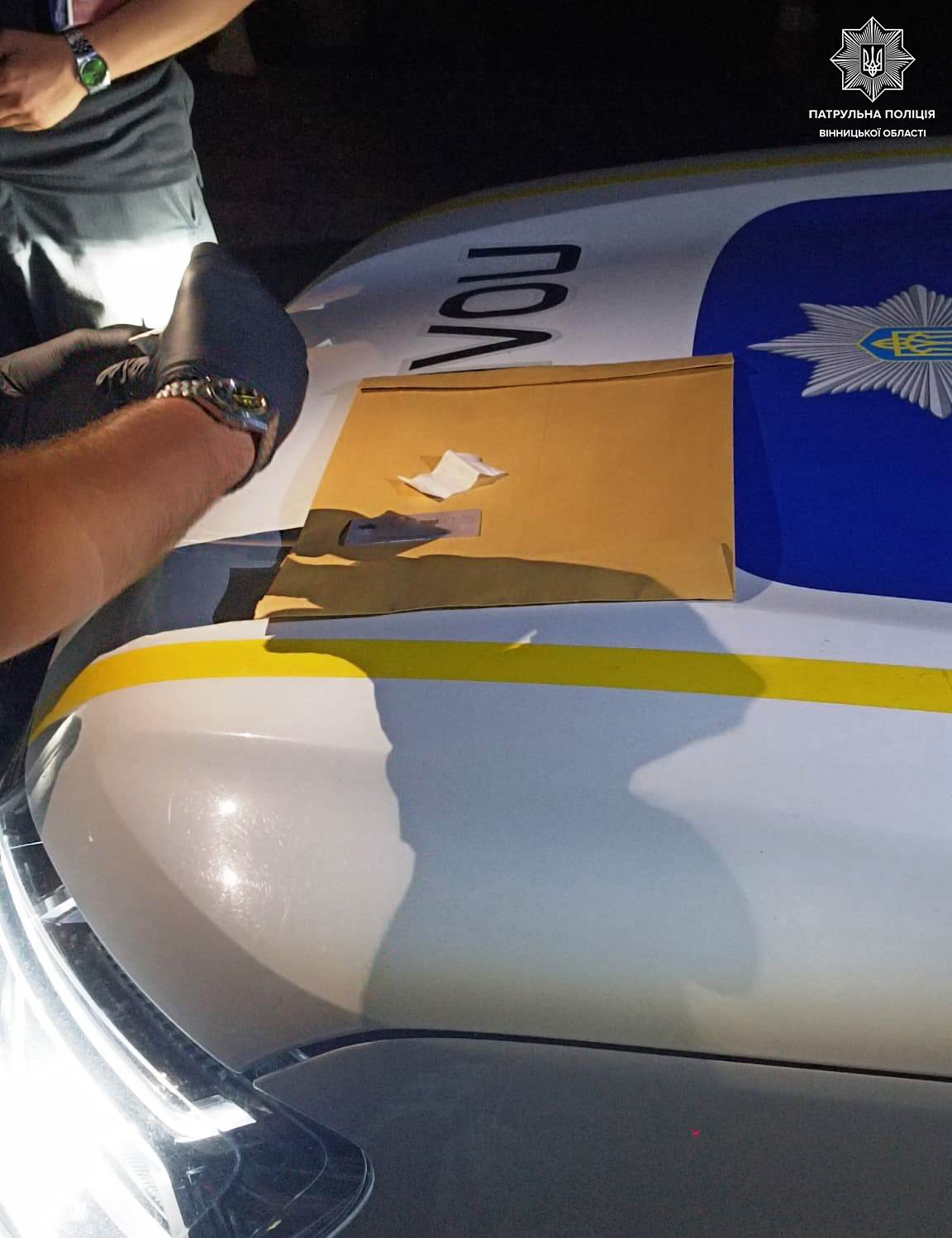 Порушення, сп’яніння і "підозрілий пакет": на Хмельницькому шосе патрульні зупинили авто з імовірними наркотиками