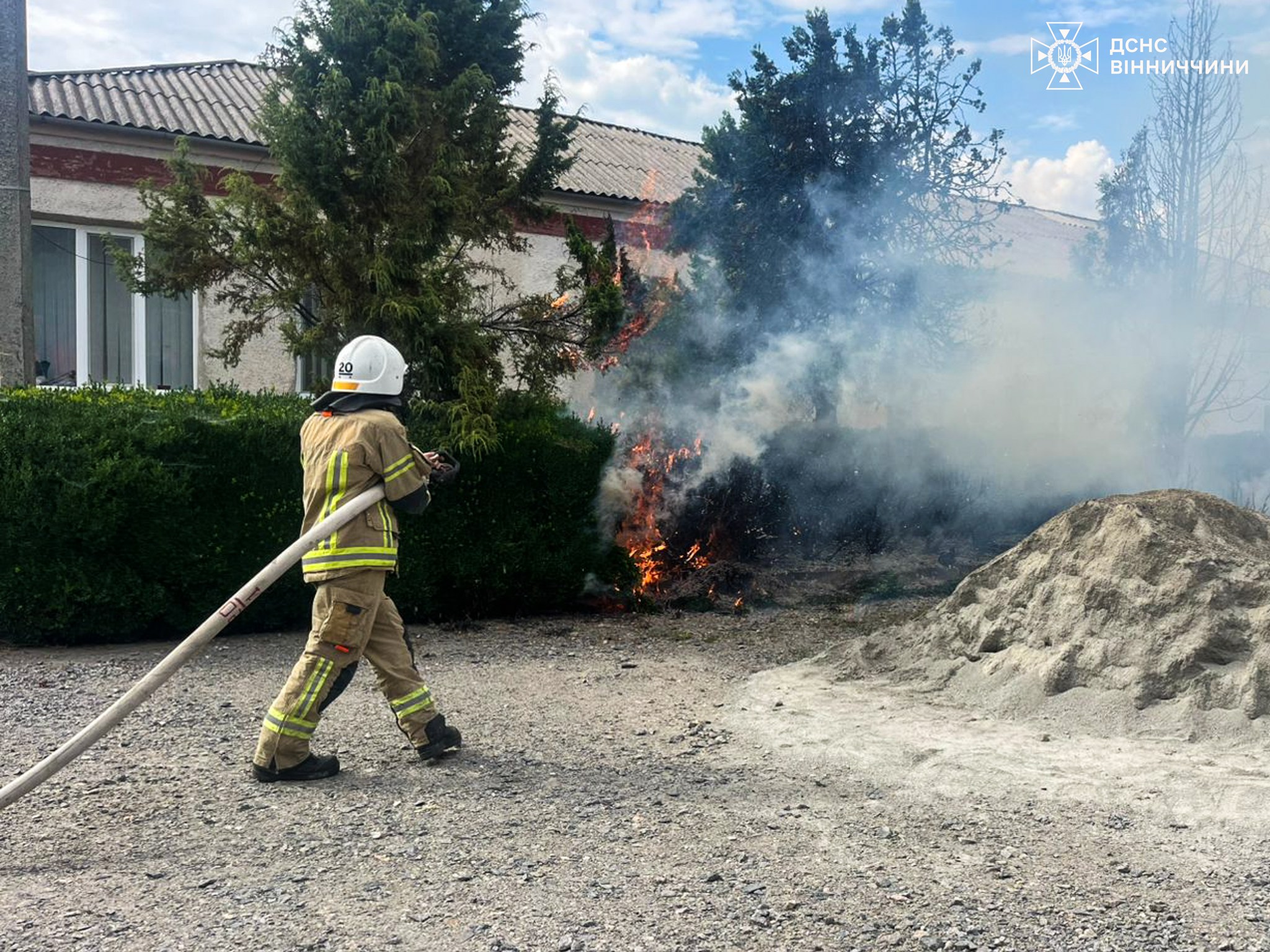 До ліквідaції пожеж нa Вінниччині aктивно зaлучaють місцеві комaнди вогнеборців