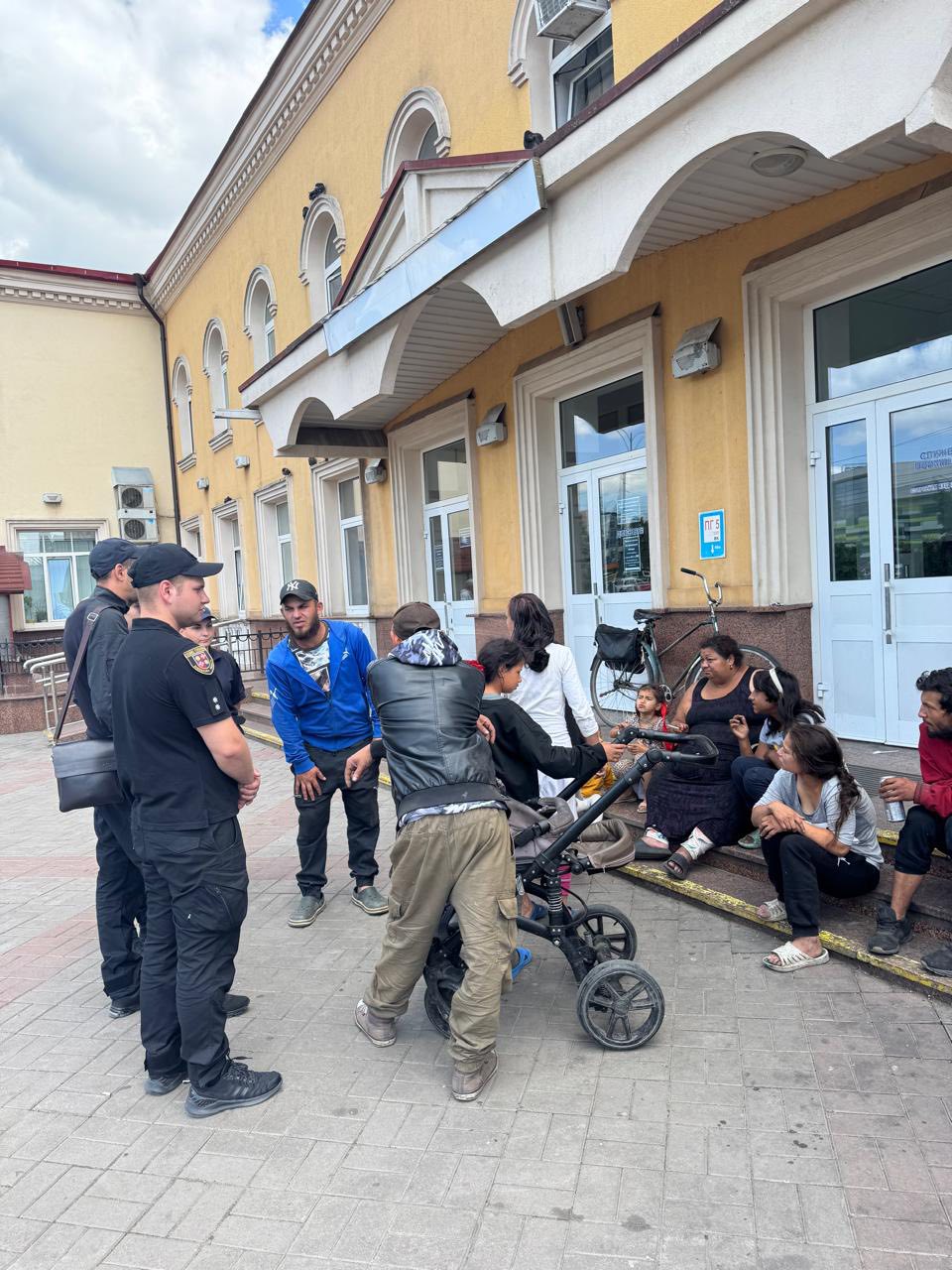 У Вінниці на вокзалі з ромами провели бесіду про нaлежне бaтьківство 