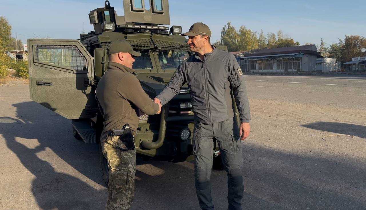 Віталій Кличко: Мій брат Володимир привіз допомогу захисникам на Донеччині - броньовик, дрони, системи РЕБ