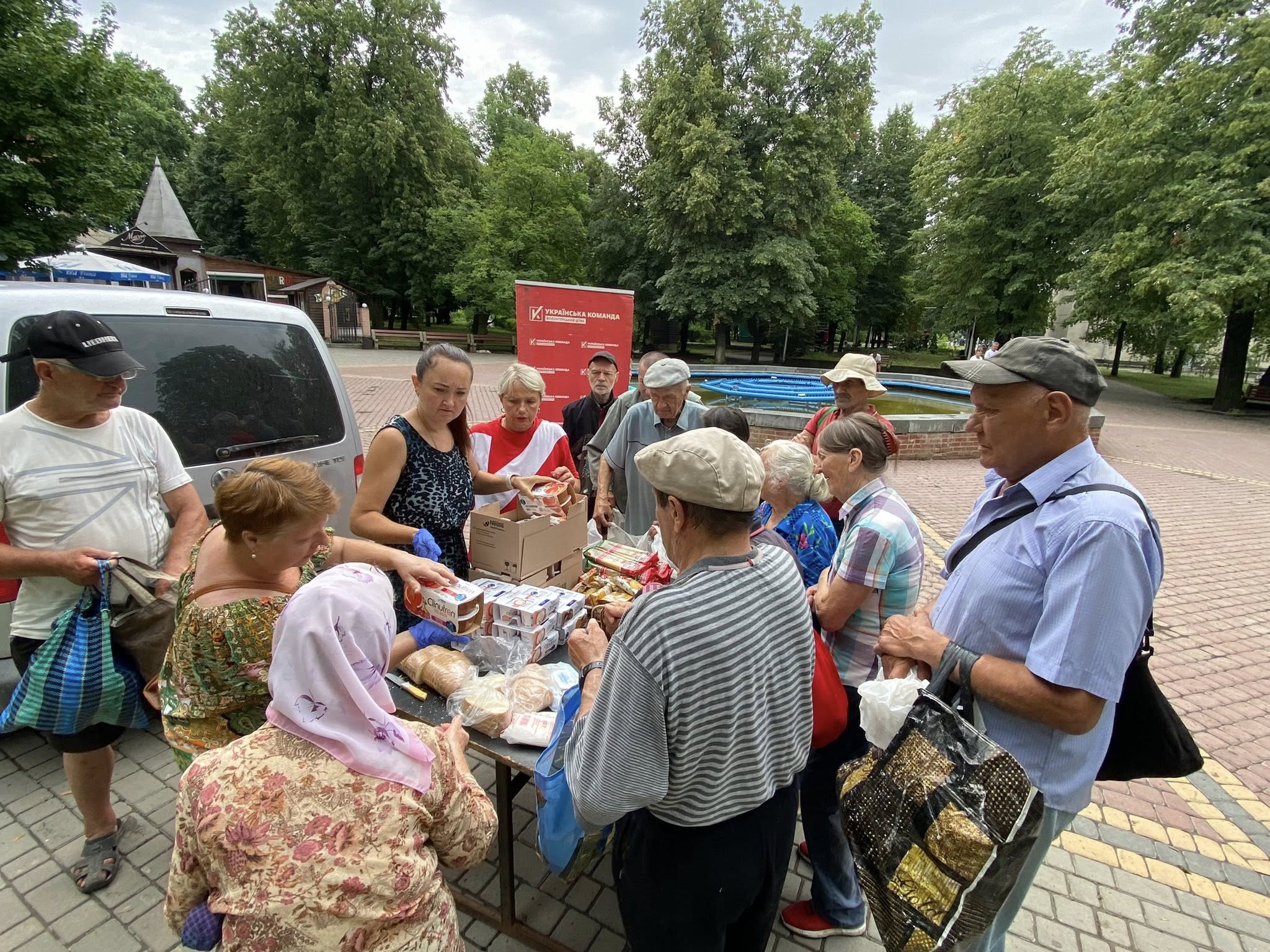 Щонеділі з турботою: волонтери «Української команди» частують жителів Гайсина обідами