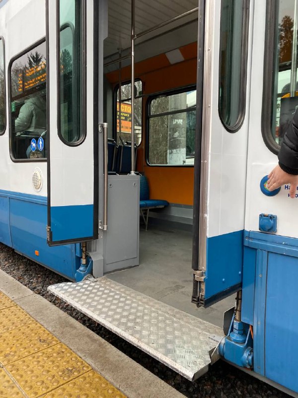 Комфорт без бар’єрів: у Вінниці на лінію вийшов сучасний трамвай