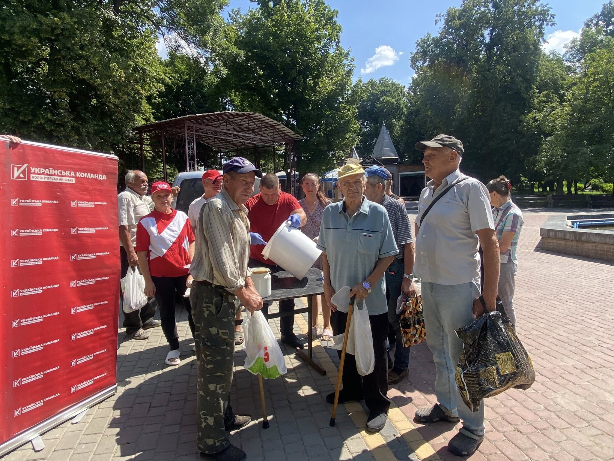 Тепло сердець і гарячі обіди: волонтери «Української команди» знову частували нужденних