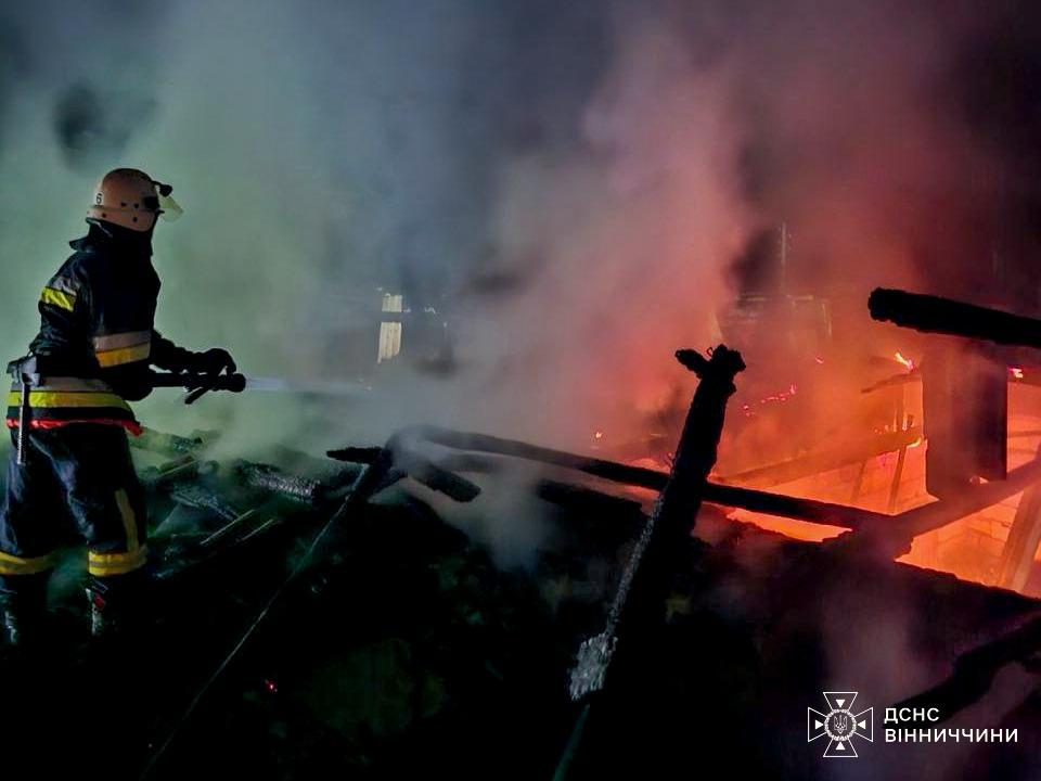 На Вінниччині у двох селах горіли сараї(ФОТО)