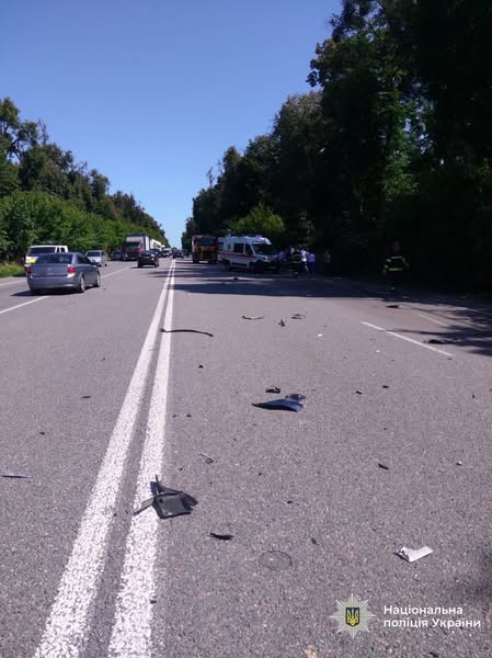 Неподалік Вінниці зіткнулись три авто - одна машина перекинулась (ФОТО)