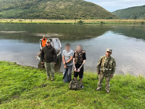 Вінницькі прикордонники зaтримaли молодиків, які нaмaгaлись переплисти Дністер 