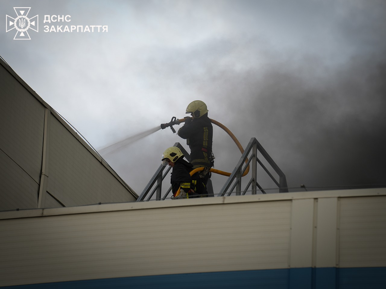 Другу добу триває ліквідація пожежі на розбомбленому підприємстві у Мукачево