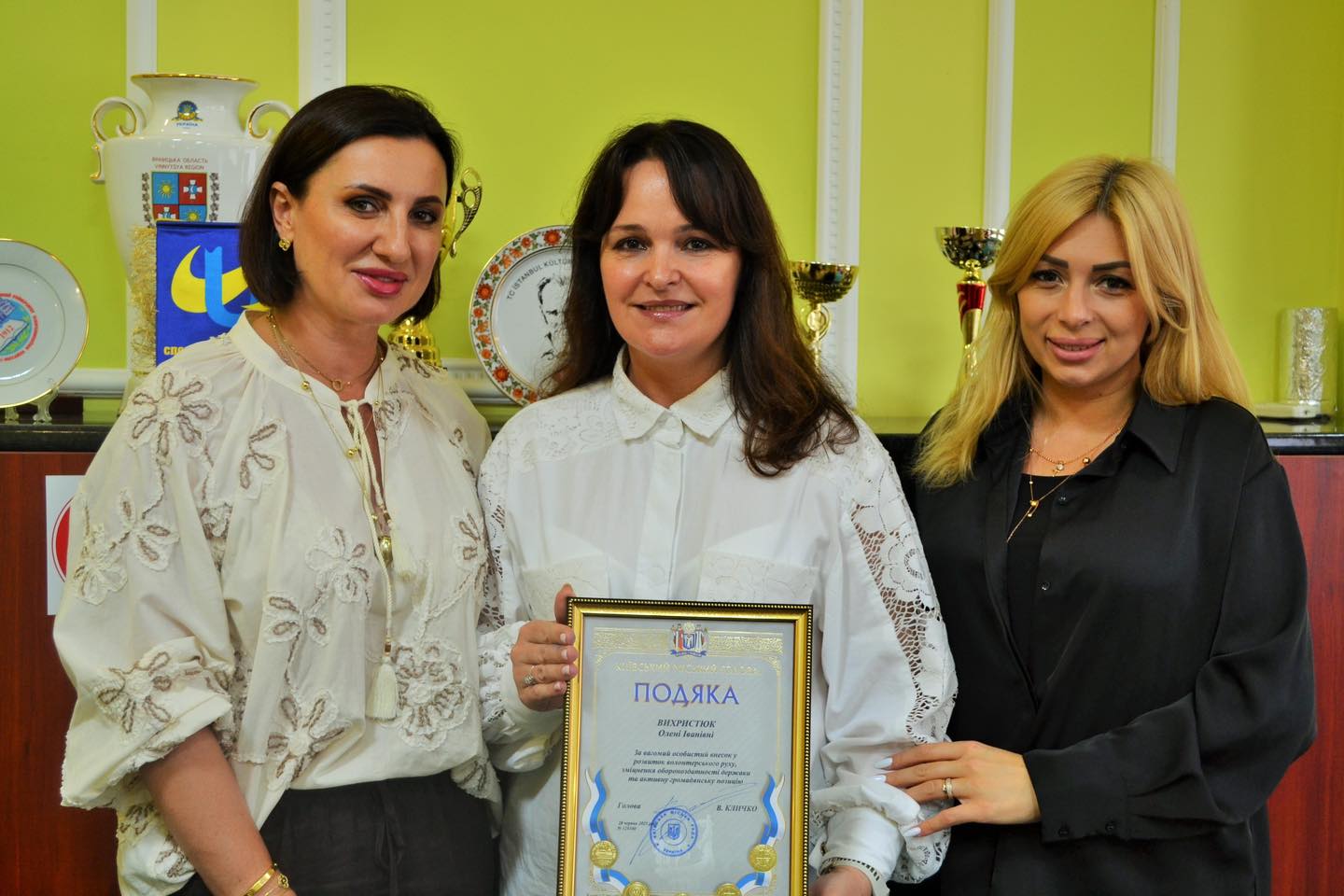 Волонтери «Української команди» передали подяку від Віталія Кличка Олені Вихристюк