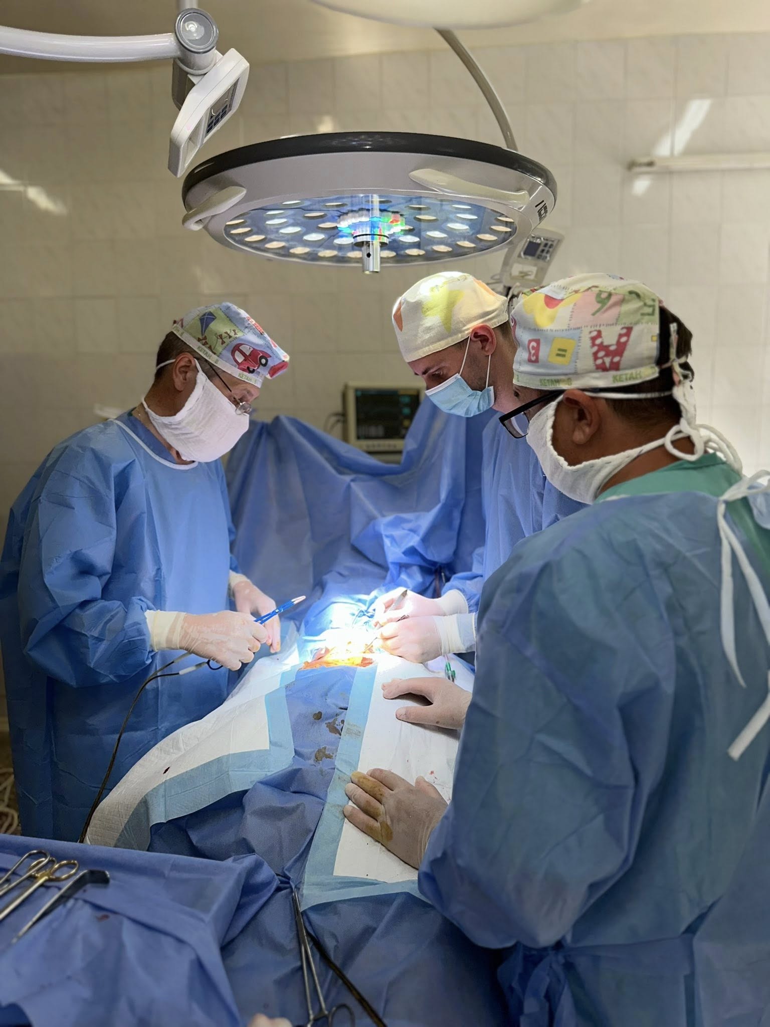 У Вінниці хірурги врятували пацієнта, провівши унікальну операцію на трахеї