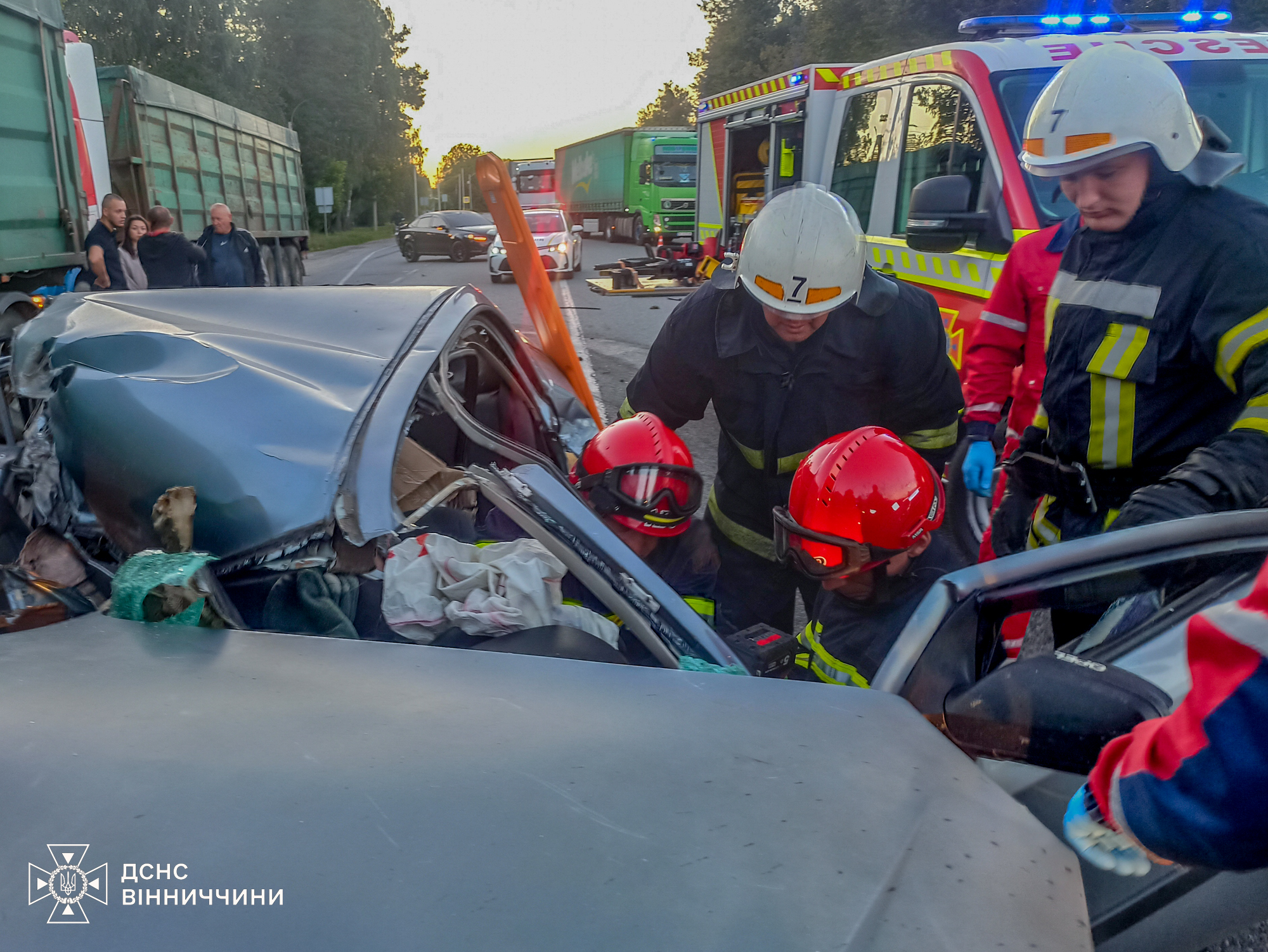 ДСНС врятували 29-річного чоловіка з понівеченого авто після аварії
