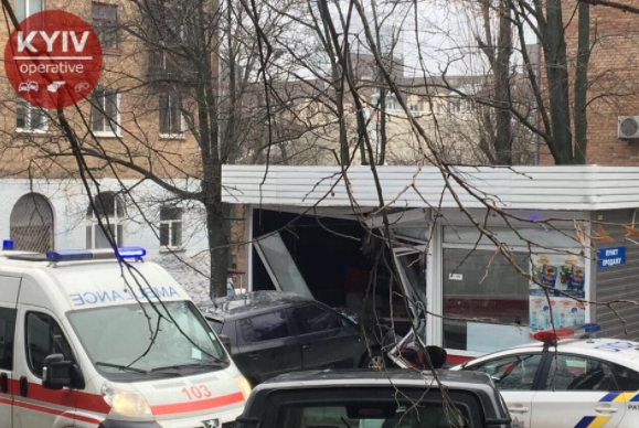 П'яний водій у Києві вилетів на тротуар і збив трирічну дитину (фото)