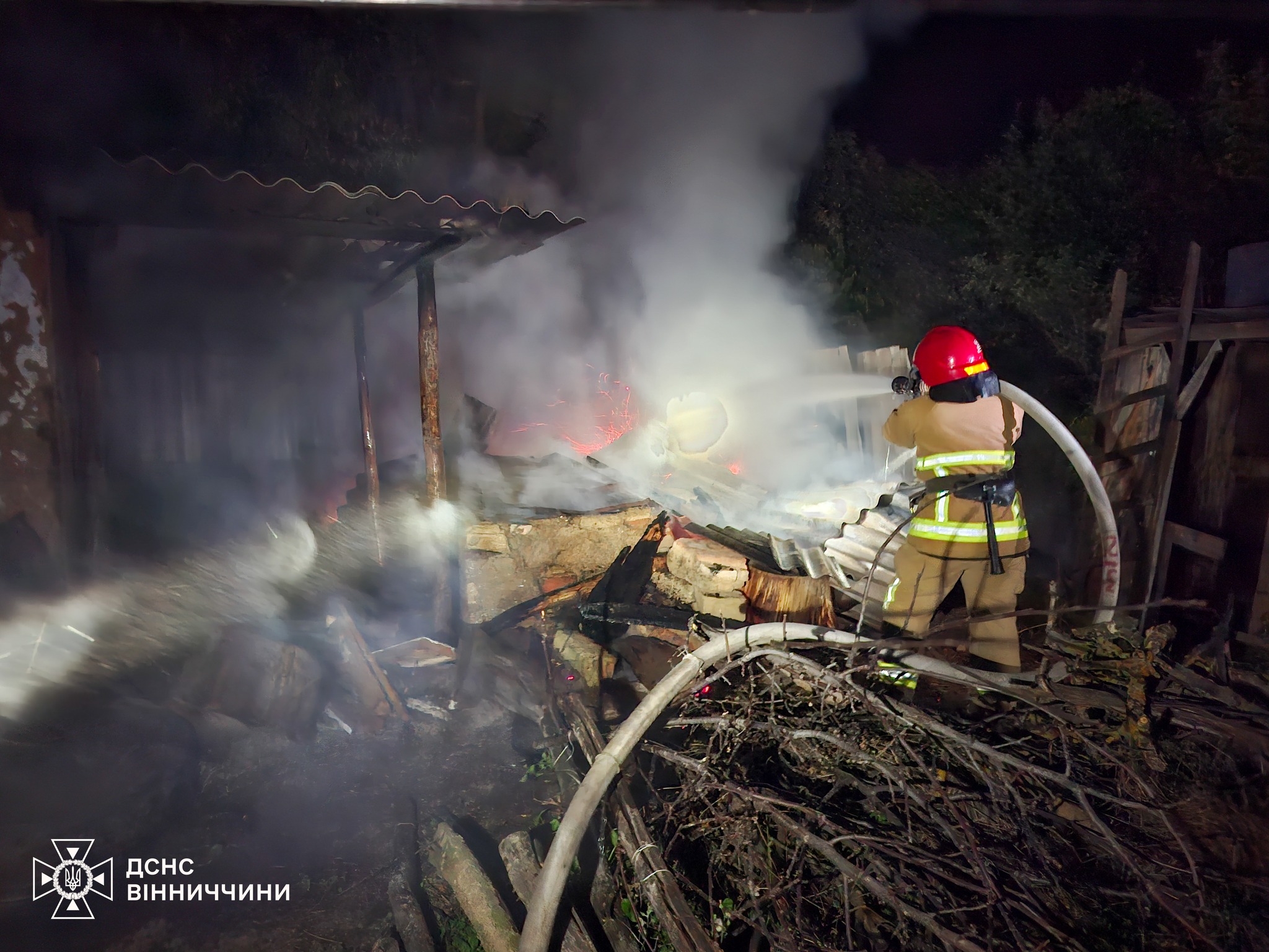 За добу на Вінниччині сталося 25 пожеж: горіли поля, гараж та господарські споруди