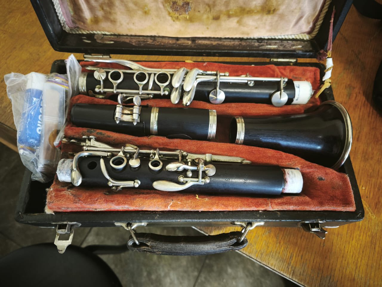 Вінницькі митники з прикордонниками зупинили вивезення старовинного кларнета за кордон