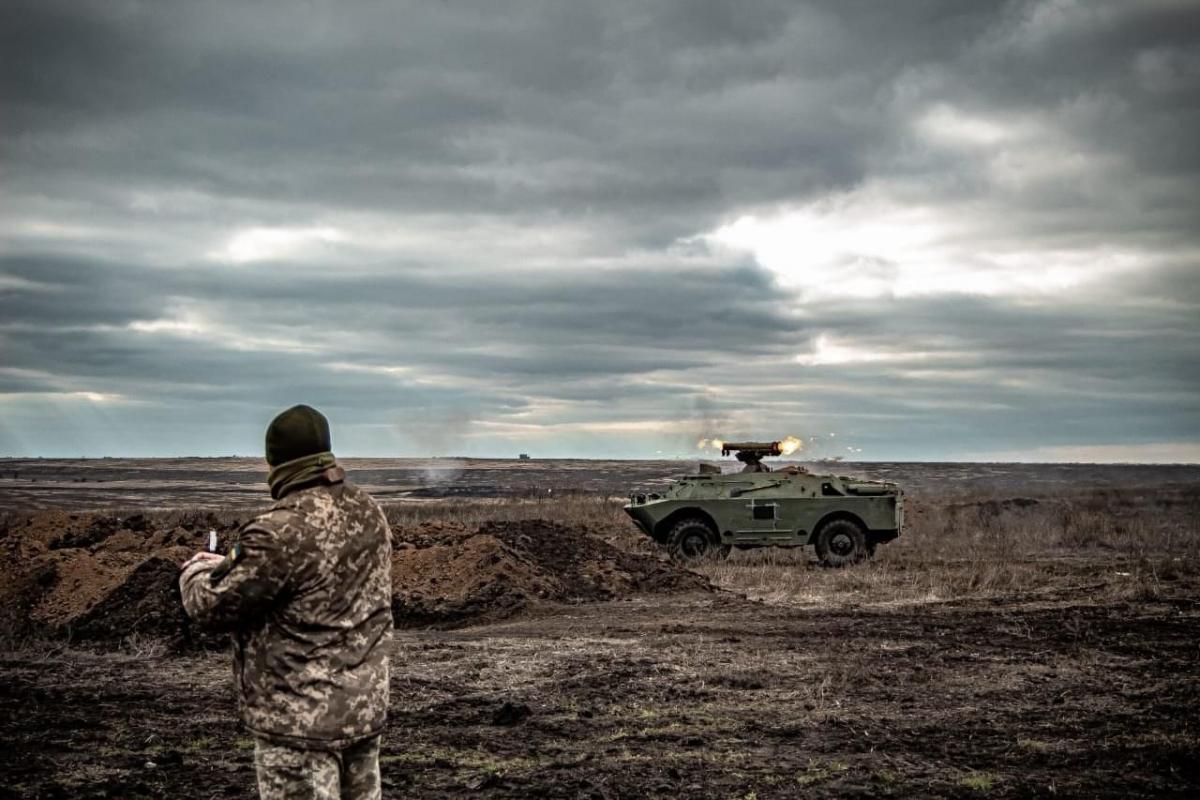 На Донбасі внаслідок обстрілу загинув український військовий