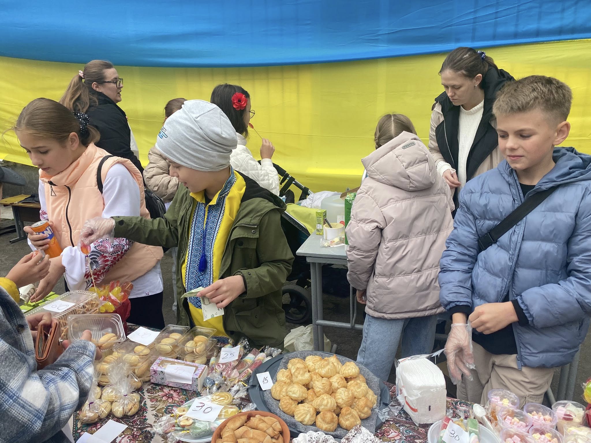 Осінній ярмарок у ліцеї №26 Вінниці зібрав понад 160 тисяч гривень для військових