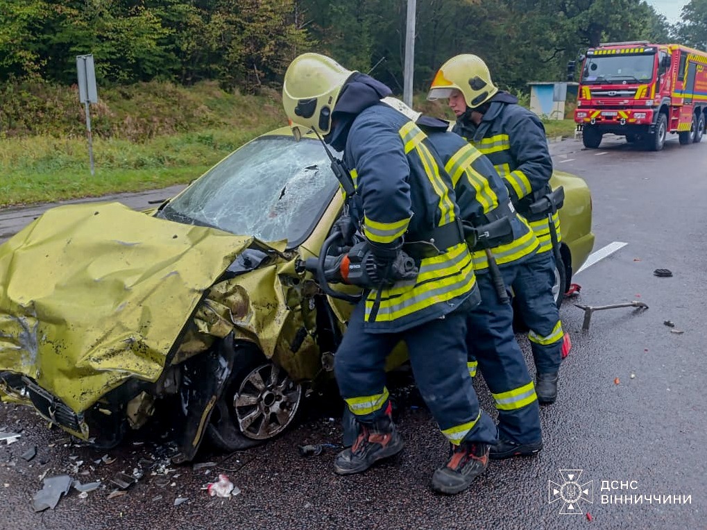 Смертельна автотроща на Вінниччині - рятувальники деблокували тіло загиблого