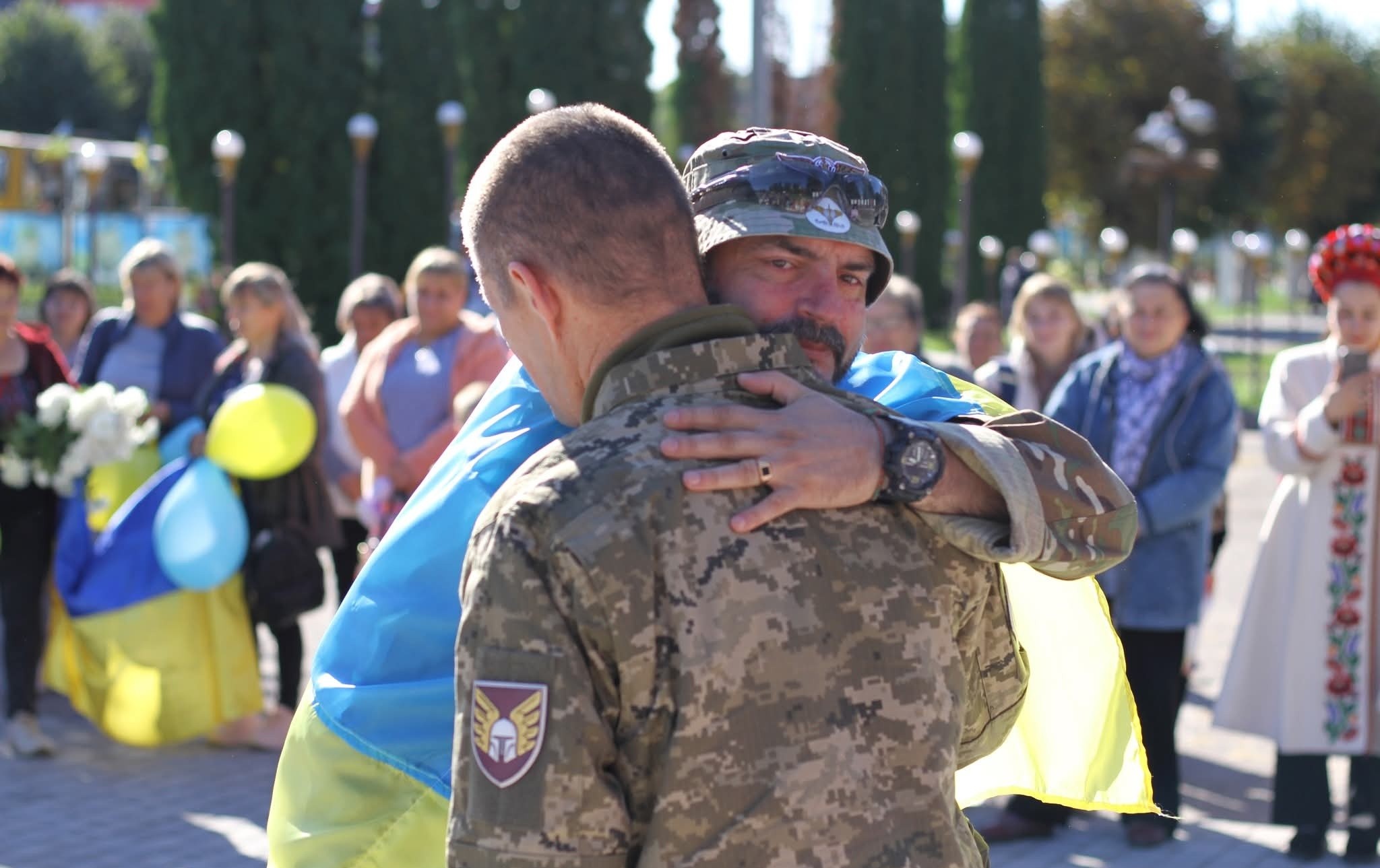 Нa Вінниччині урочисто зустріли десaнтникa Івaнa Жукa (ФОТО)