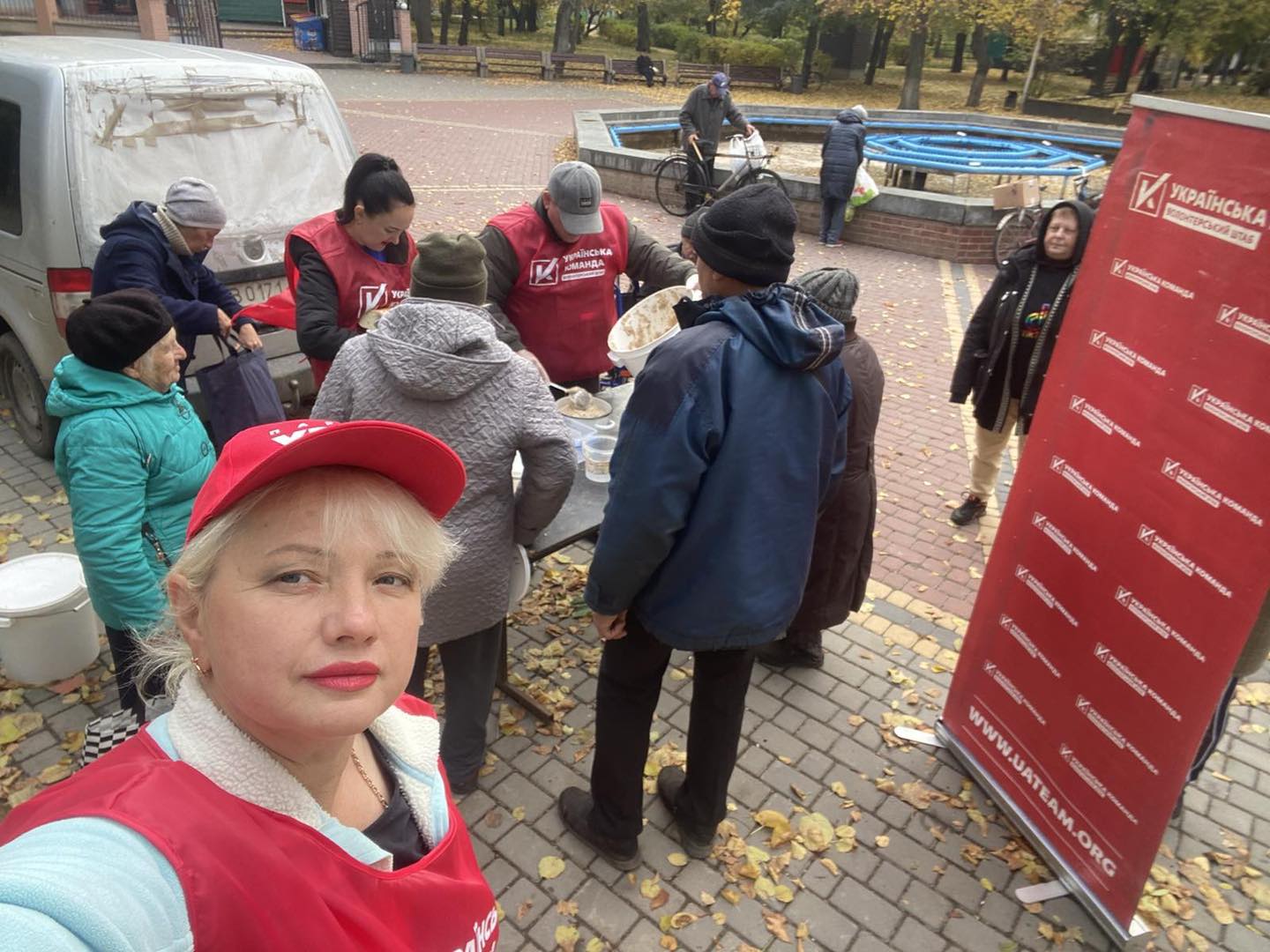 Турбота поруч: волонтери «Української команди» знову роздають гарячі обіди в центрі Гайсина