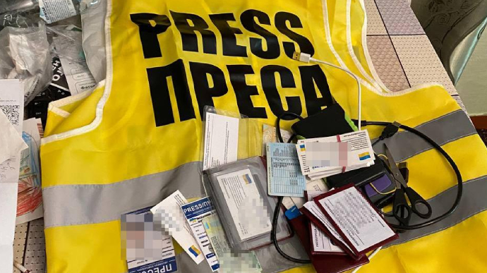 У Києві видавець клепав фальшиві прескарти і дозволи на зброю