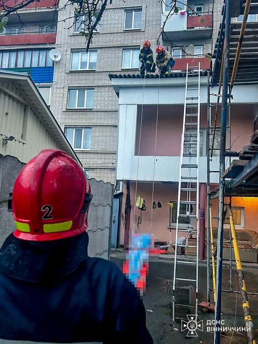 У Вінниці з вікна багатоповерхівки випала жінка