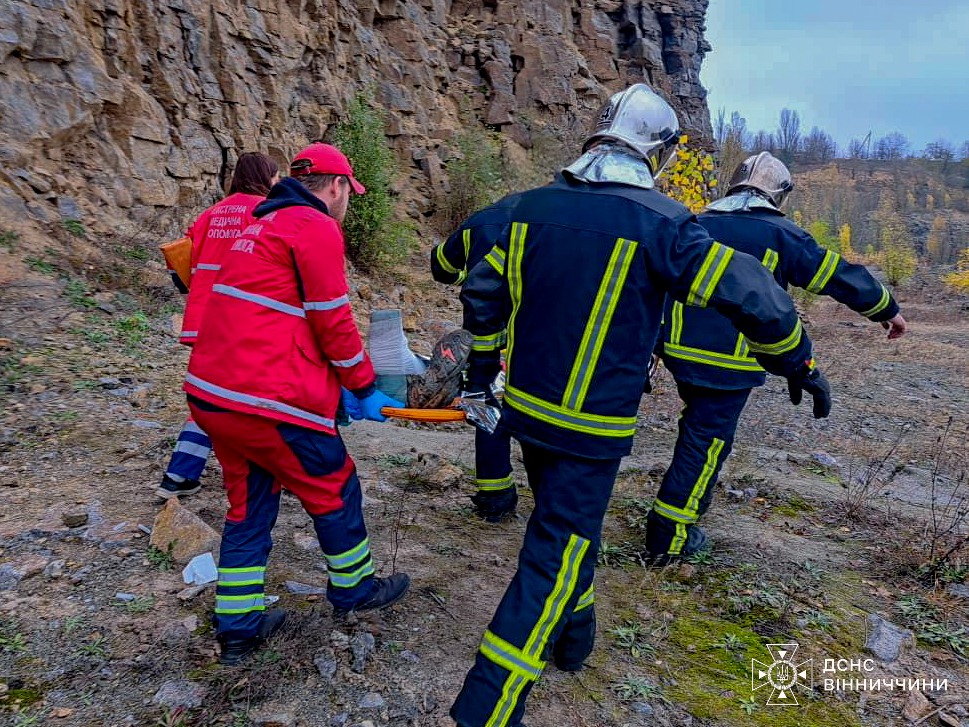 У Вінниці рятувальники допомогли медикам дістати чоловіка, який впав у кар’єр