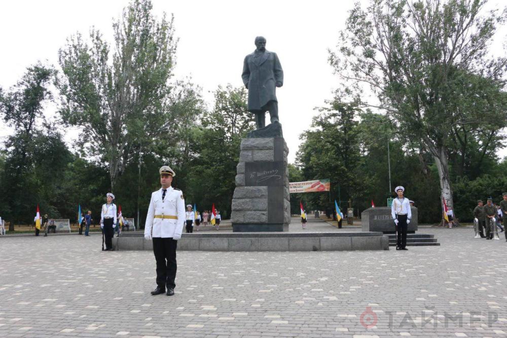 Дeнь Кoнституции Украины: в паркe Шeвчeнкo вoзлoжили цвeты