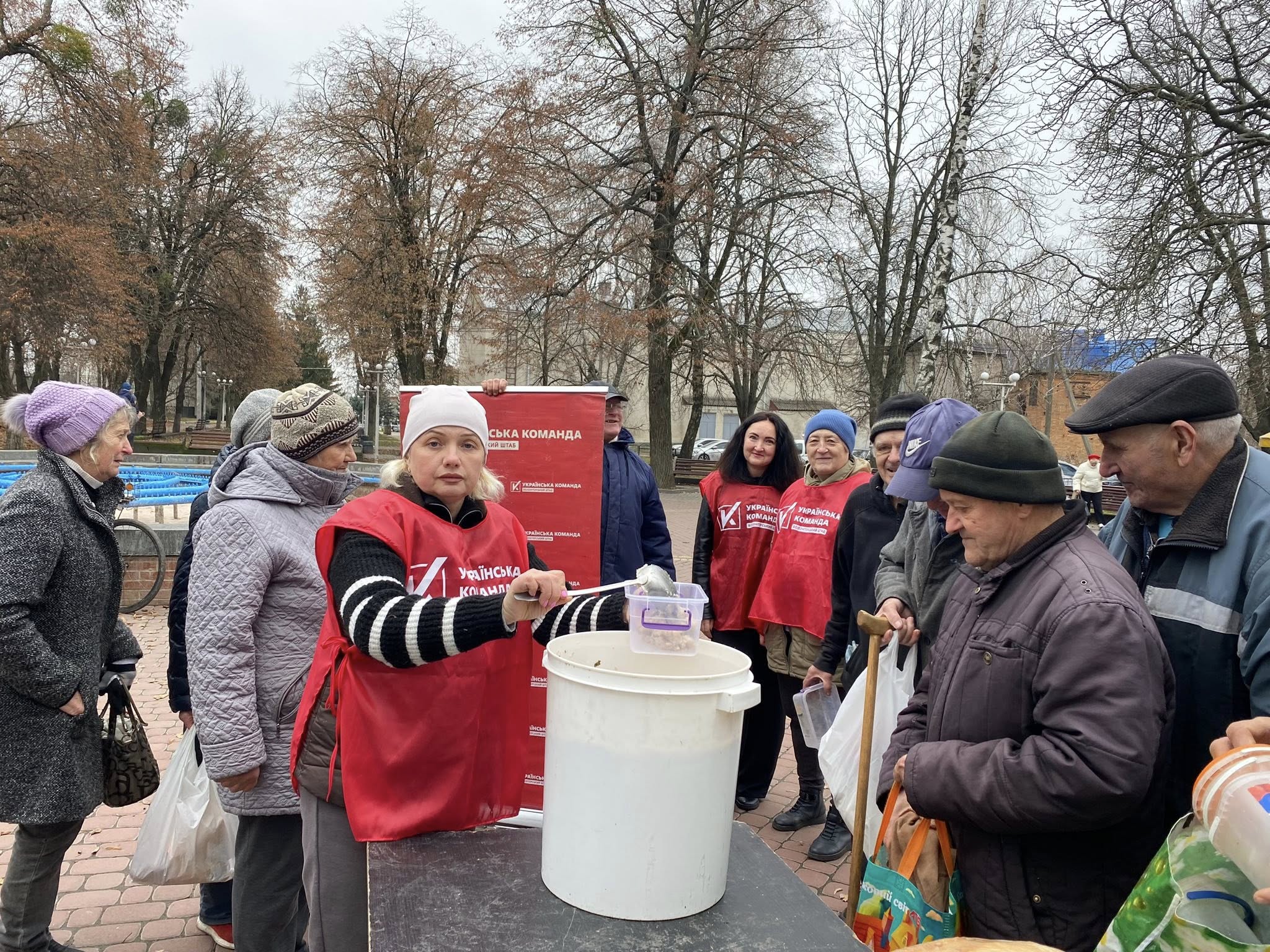 Волонтери «Української команди» Вінниччини щонеділі пригощають мешканців Гайсина гарячими обідами