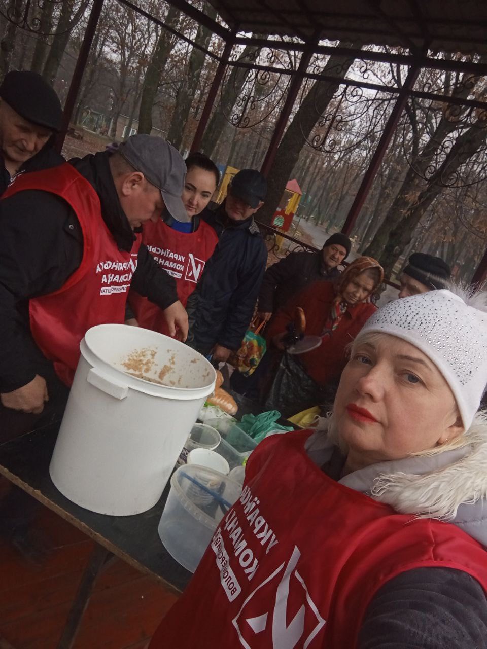 У Гайсині волонтери «Української команди» Вінниччини традиційно роздають безкоштовні обіди тим, хто цього потребує