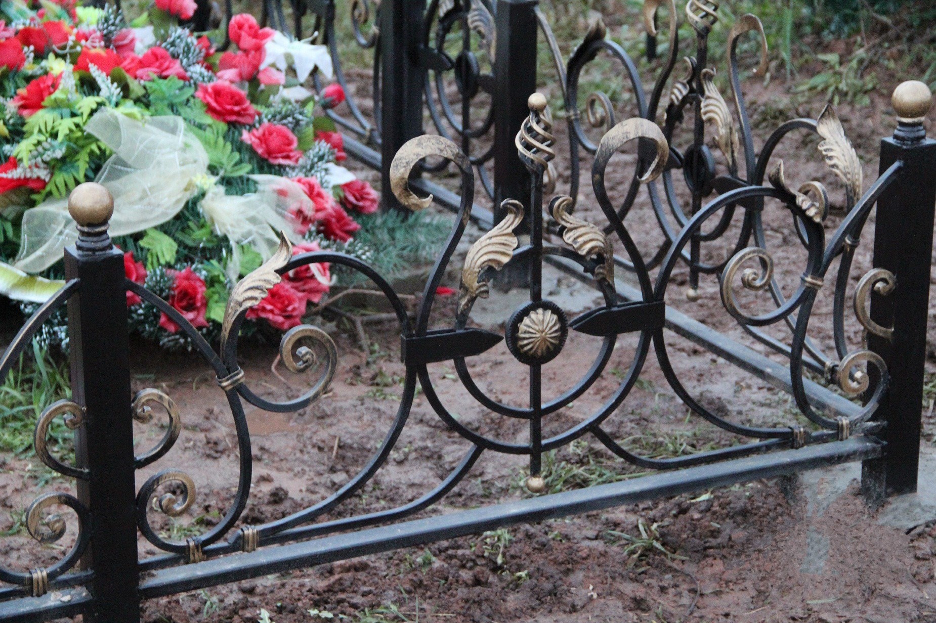 На Вінниччині за пляшку горілки вандал з могил знімав огорожі