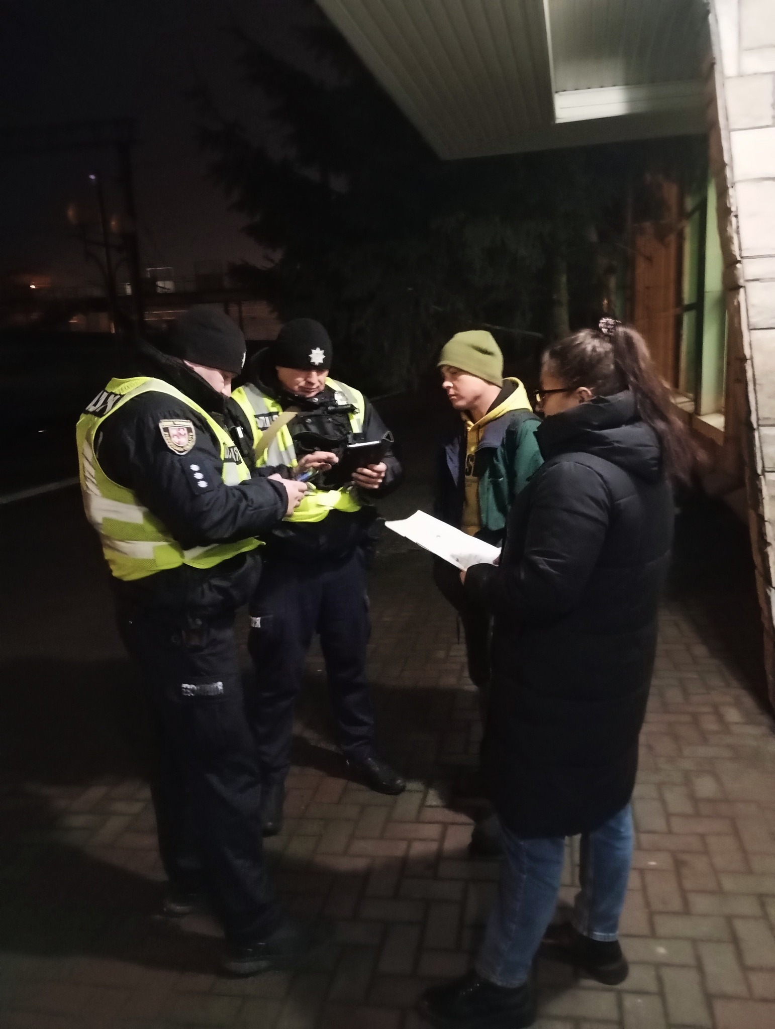 Нічний профілактичний рейд у Тульчинському районі: фахівці та поліція перевіряли місця перебування дітей у межах акції «16 днів проти насильства»