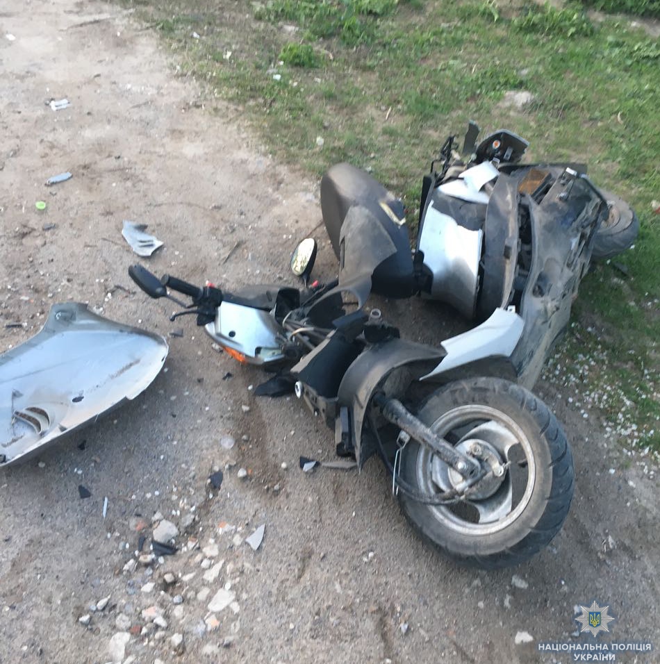 На Вінниччині внаслідок зіткнення мопеда з автомобілем постраждали троє підлітків (Фото)