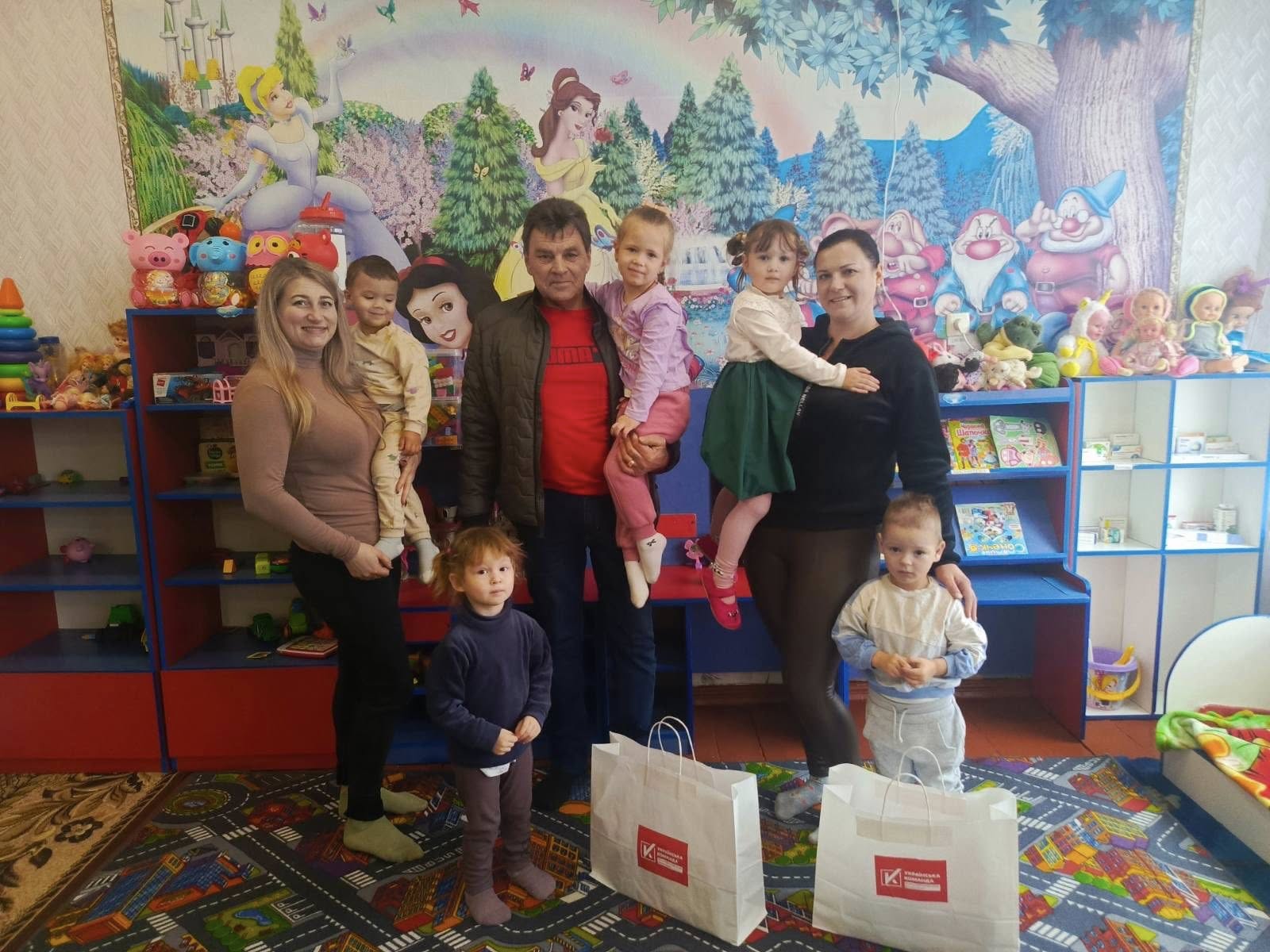 Новорічна радість попри труднощі: волонтери «Української команди» готують солодкі подарунки для дітей