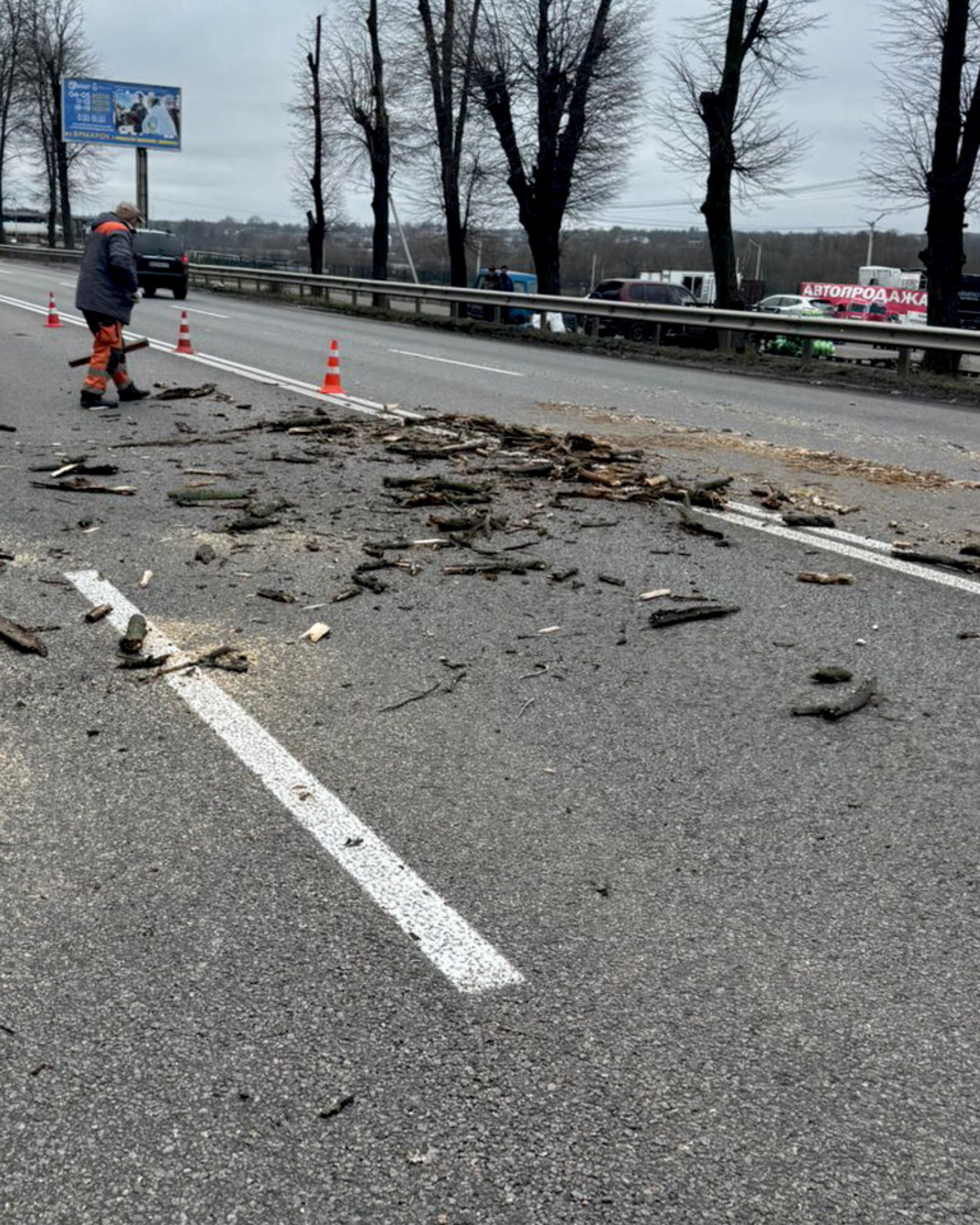 На Вінниччині дорожники зранку забезпечують безпечний проїзд автошляхами