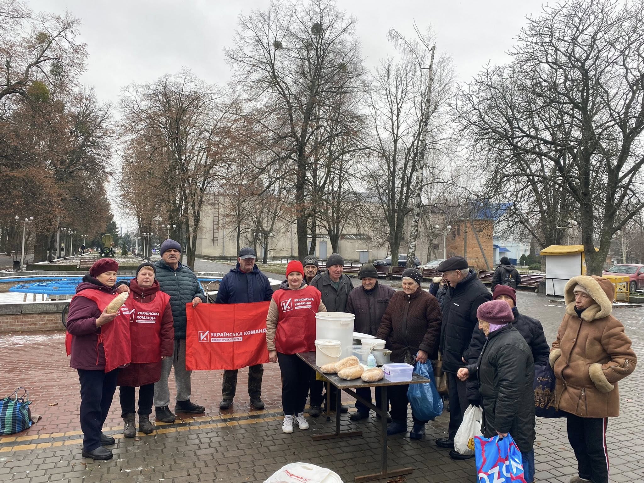 Волонтери «Української команди» у центрі Гайсина продовжують підтримувати тих, хто цього потребує