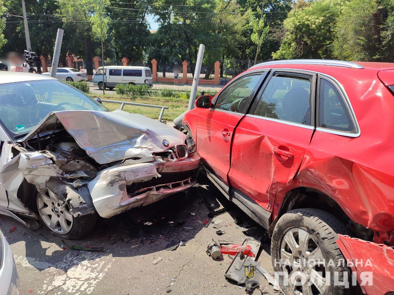 В аварії, що сталася в Одесі за участю чотирьох легкових автомобілів, постраждали четверо людей
