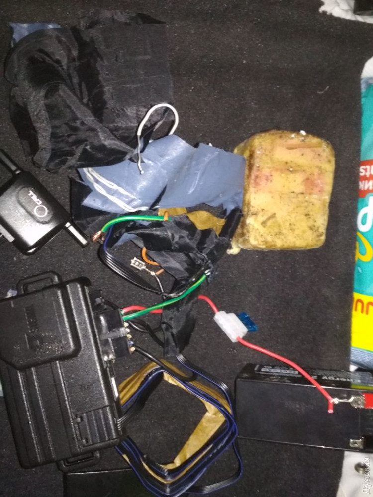 Одесские пограничники и таможенники обнаружили взрывчатку во внедорожнике на «бляхах»