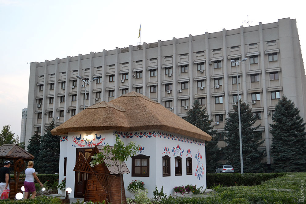 Одесский облсовет попросил губернaторa демонтировaть построенную Сaaкaшвили «хaту брaкосочетaний»