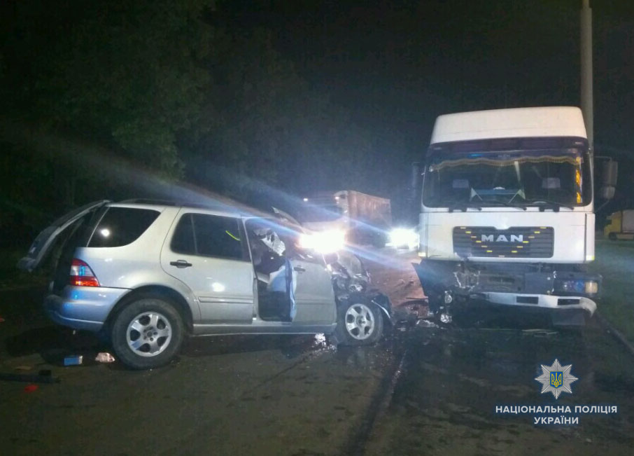 На Вінниччині водій позашляховика зіткнувся з двома вантажівками (Фото)