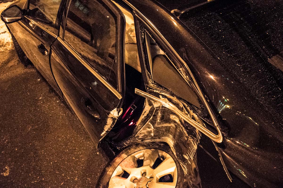 В Києві водій іномарки не помітив огорожу та влетів у стовп (Відео+Фото)