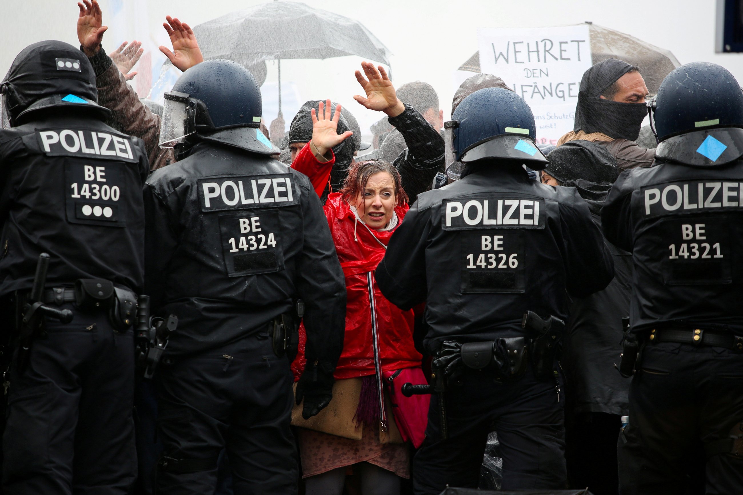 Мітинг у Берліні: активістів намагались розігнати водометами (ФОТО)