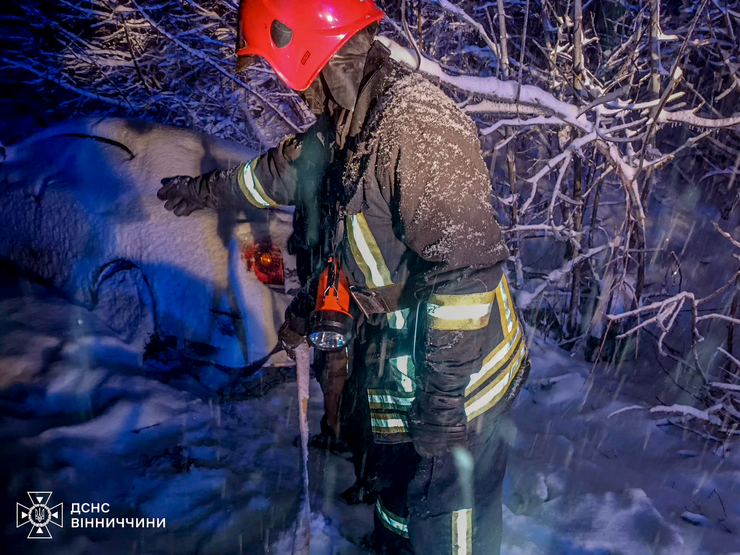 Рятувальники Вінниччини ліквідовують наслідки негоди: допомога водіям і медикам