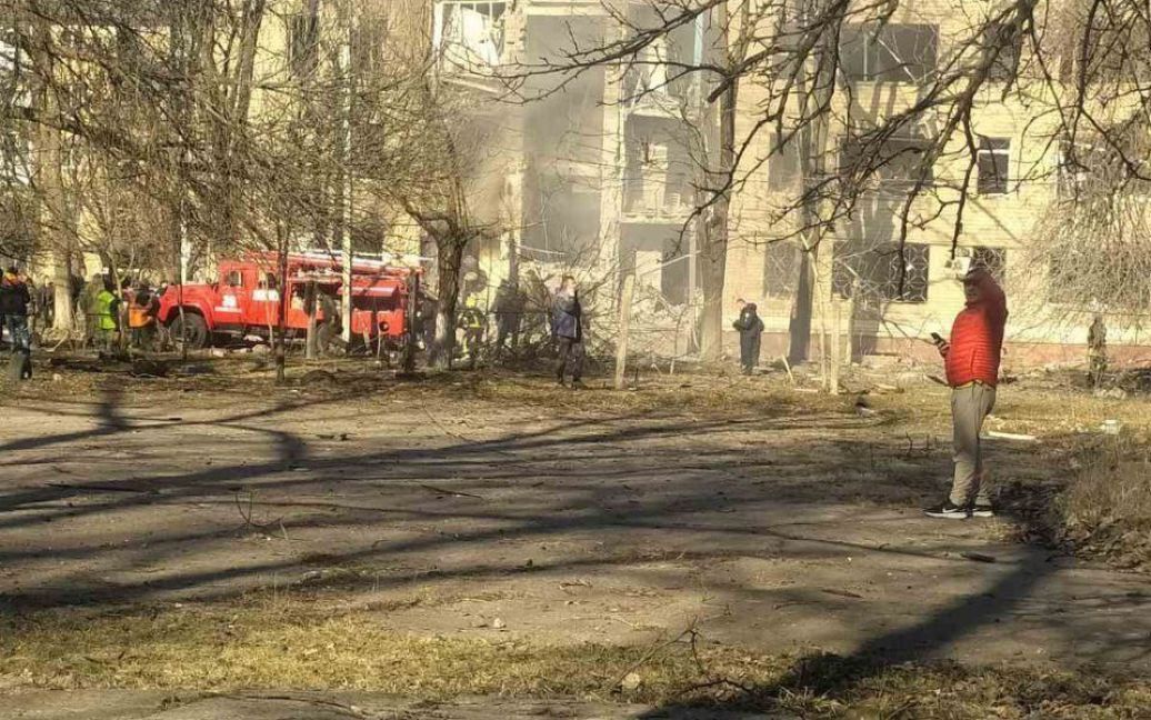 Рaшисти обстріляли житловий будинок в Крaмaторську. Є порaнені
