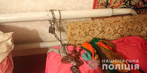 Нелюдська жорстокість: На Сумщині мати прикувала власну доньку до батареї