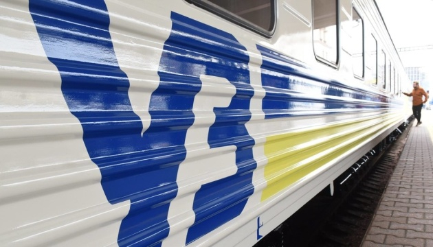 "Укрзалізниця" додає тисячі квитків на потяги у післяріздвяні вихідні