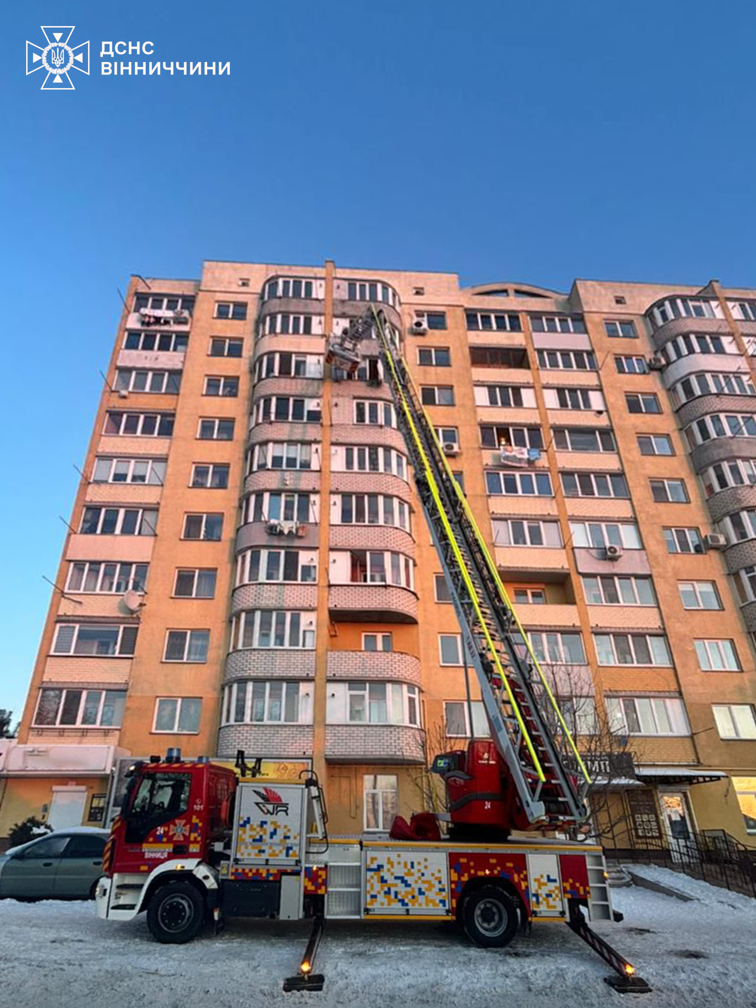 У Вінниці рятувальники через вікно 8-го поверху дісталися до оселі, щоб врятувати пенсіонера