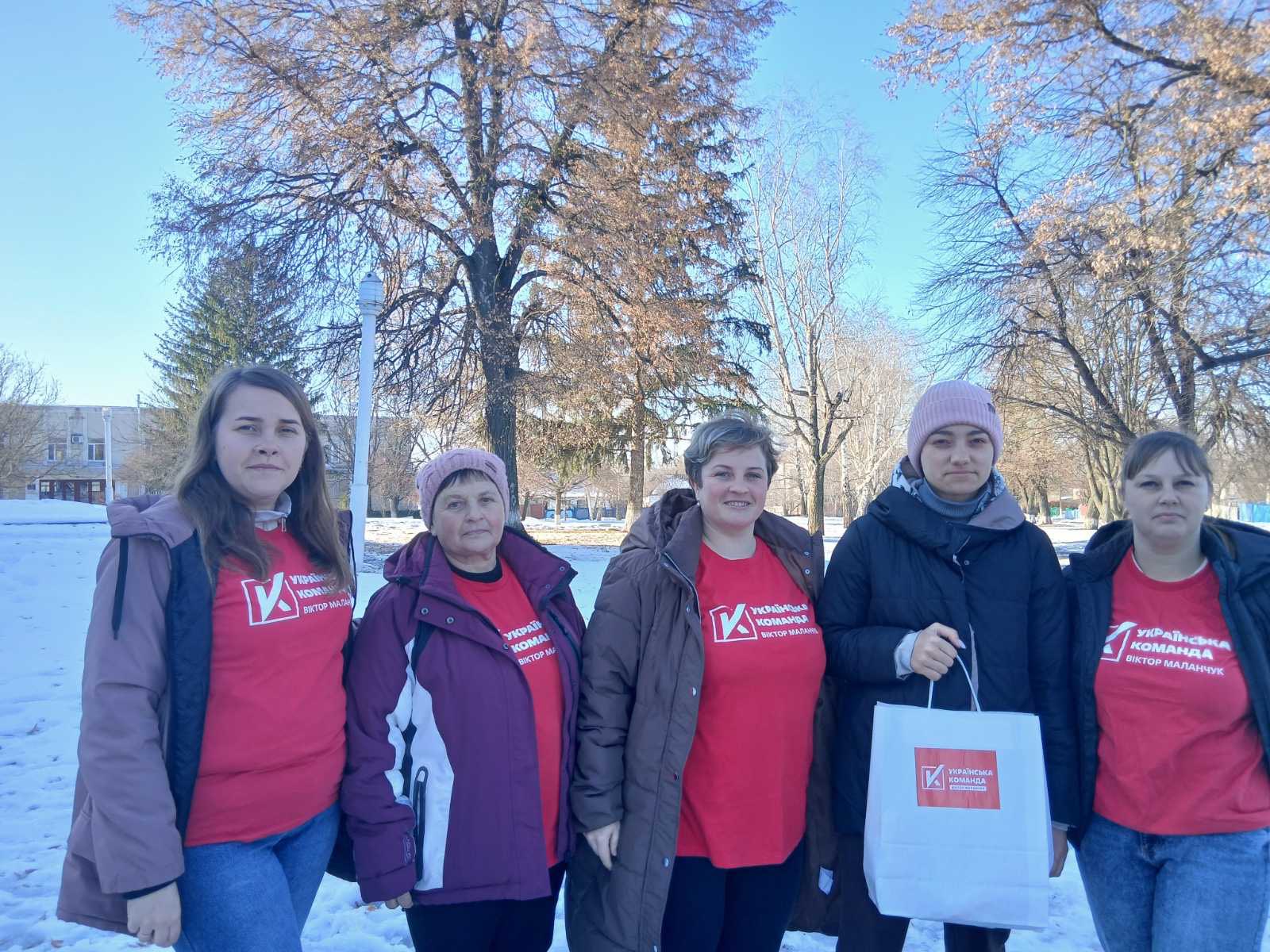 Волонтерки «Української команди» відвідали родини військових у Маньківці та передали продуктові набори