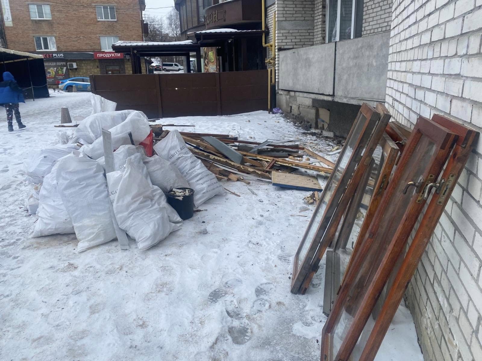 У Вінниці оштрафували чоловіка за складування будівельного сміття у дворі