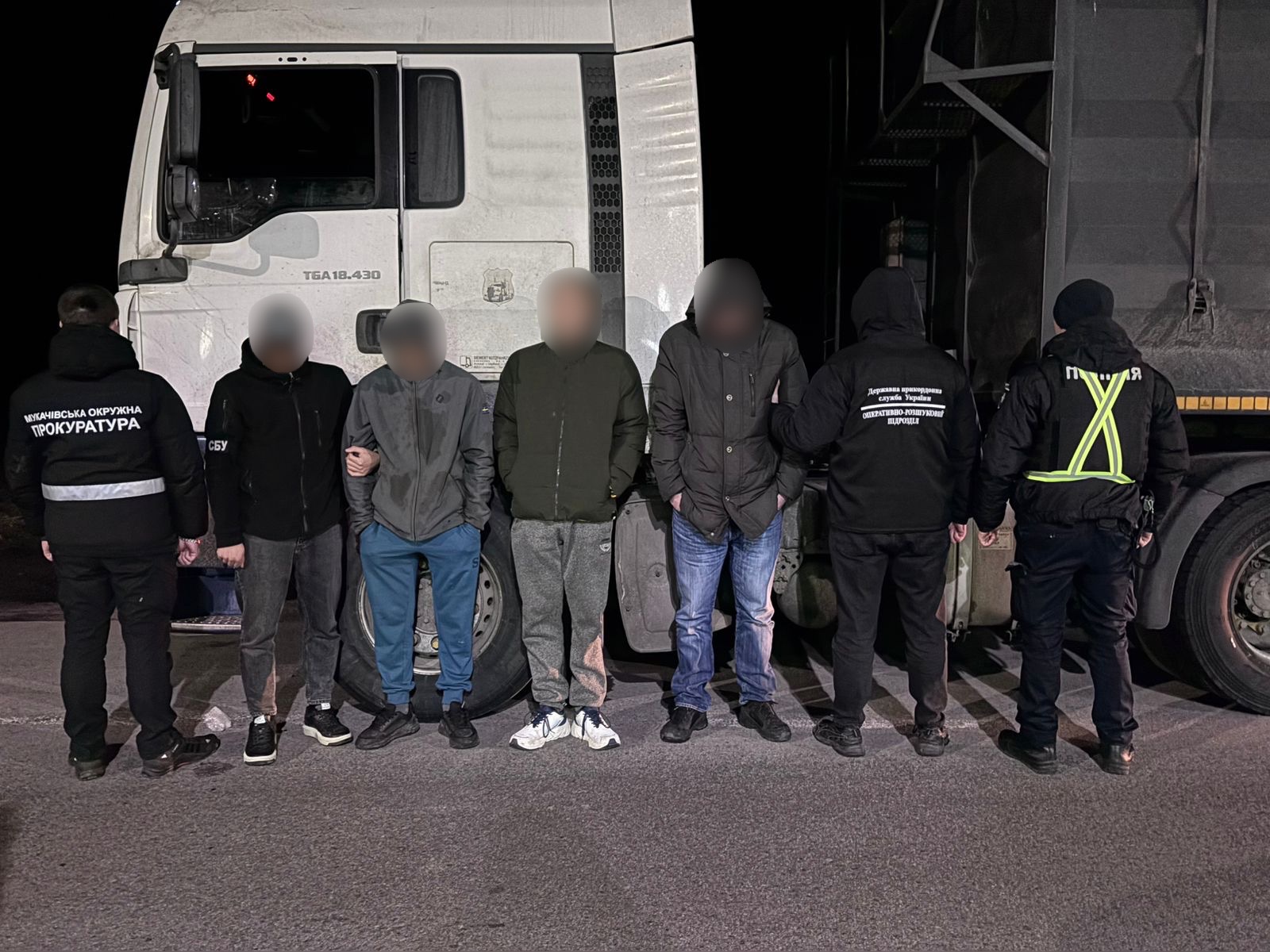 У кабіні вантажівки — нелегальні «пасажири»: жителя Вінниччини затримали біля кордону з Угорщиною