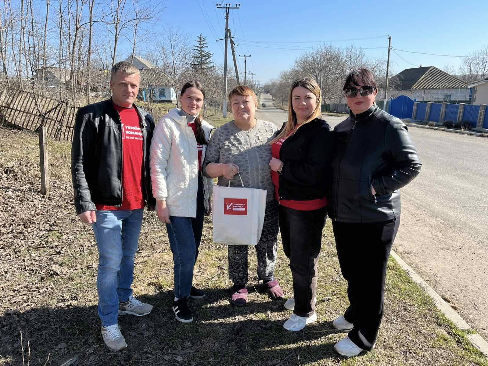 Волонтери «Української команди» відвідали Осіївку та передали допомогу місцевим жителям