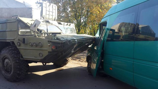 На Дніпропетровщині зіткнулися бронемашина і маршрутка, постраждали троє людей